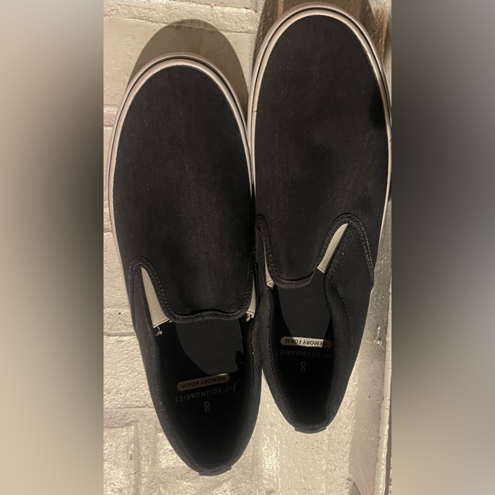 NWT men’s shoes No Boundaries Navy/white memory foam never worn size 8